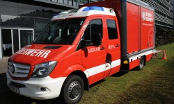 seiltiche Aufnahme des E-Feuerwehrautos