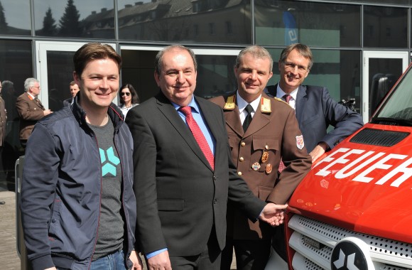 DI Erich Haider mit Markus Kreisel, Harald Forstenpointner und Dieter Siegel vor dem E-Feuerwehrauto