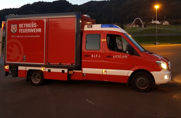 seiltiche Aufnahme des E-Feuerwehrautos