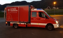 seiltiche Aufnahme des E-Feuerwehrautos