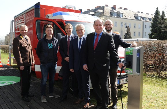 Europas erstes E-Feuerwehrauto wurde präsentiert.