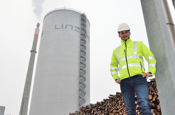 LINZ AG-Mitarbeiter im Kraftwerkspark LInz-Mitte vor dem Fernwärmespeicher der LINZ AG und dem Fernheizkraftwerk Linz-Mitte