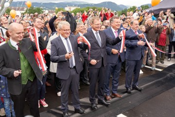 DI Erich Haider mit Bürgermeister und vielen weitern Menschen auf der neuen Eisenbahnbrücke.