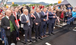 DI Erich Haider mit Bürgermeister und vielen weitern Menschen auf der neuen Eisenbahnbrücke.