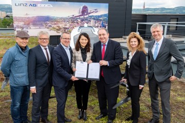 Generaldirektor Erich Haider mit Vorstandsdirektor Josef Siligan, Vorstandsdirektorin Dr. Jutta Rinner, Herr Lee, Luger, Machtlinger und Frau Tang vor dem Lufttaxi