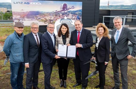 Generaldirektor Erich Haider mit Vorstandsdirektor Josef Siligan, Vorstandsdirektorin Dr. Jutta Rinner, Herr Lee, Luger, Machtlinger und Frau Tang vor dem Lufttaxi