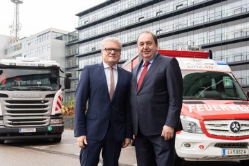 Bürgermeister Luger und DI Erich Haider vor dem E-Feuerwehrauto