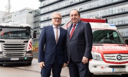 Bürgermeister Luger und DI Erich Haider vor dem E-Feuerwehrauto