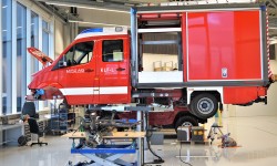 Neues E-Feuerwehreinsatzfahrzeug in Werkstatt.
