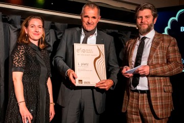 DI Anton Frühmann (M.) nahm die Auszeichnung von Barbara Leithner (Reed Messe Wien) und Florian Zangerl (WEKA Industrie Medien) entgegen.