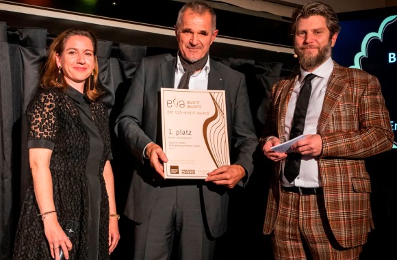 DI Anton Frühmann (M.) nahm die Auszeichnung von Barbara Leithner (Reed Messe Wien) und Florian Zangerl (WEKA Industrie Medien) entgegen.