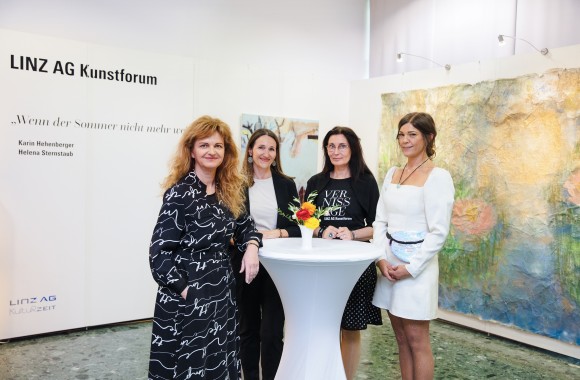 Bei der ersten Vernissage 2023 begrüßte Vorstandsdirektorin Dr. Jutta Rinner die beiden Künstlerinnen Karin Hehenberger und Helena Sternstaub.