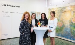 Bei der ersten Vernissage 2023 begrüßte Vorstandsdirektorin Dr. Jutta Rinner die beiden Künstlerinnen Karin Hehenberger und Helena Sternstaub.