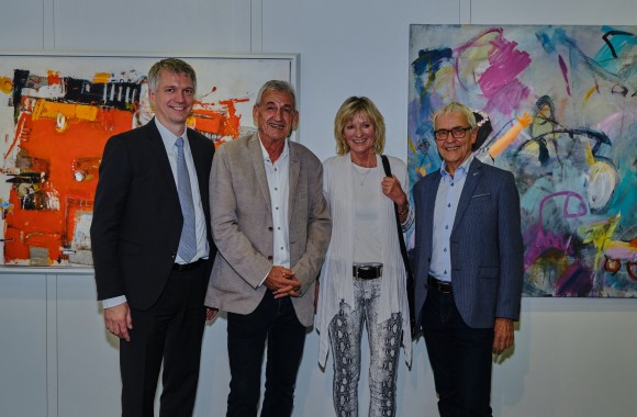 Vernissage UNVERWECHSELBAR im LINZ AG Kunstforum. Auf dem Bild v. l.: LINZ AG-Vorstandsdirektor Mag. DI Josef Siligan, die beiden Künstler Michael Unterluggauer und Gabi Rhomako sowie der ehem. Kulturdi-rektor der Stadt Linz Mag. Siegbert Janko.