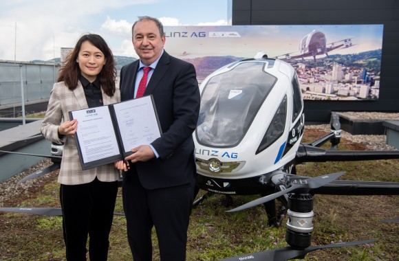 Generaldirektor Erich Haider mit Frau Tang vor Lufttaxi