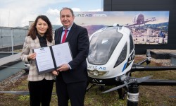 Generaldirektor Erich Haider mit Frau Tang vor Lufttaxi