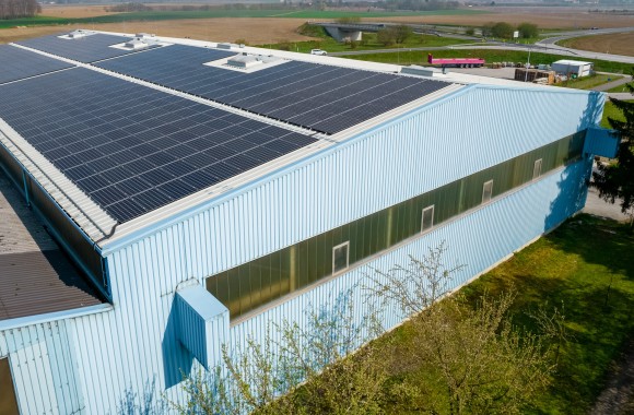 Dach der Wagner-Stahl Produktionshalle mit Photovoltaikanlage