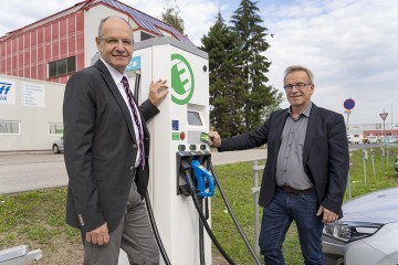 Vorstandsdirektor Wolfgang Dopf und Gerald Mayrhofer vom E-Mobilitätsteam der LINZ AG bei der neuen Schnellladestation in Ansfelden.