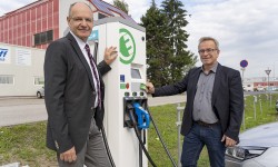 Vorstandsdirektor Wolfgang Dopf und Gerald Mayrhofer vom E-Mobilitätsteam der LINZ AG bei der neuen Schnellladestation in Ansfelden.