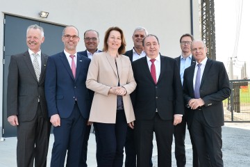 Generaldirektor Erich Haider mit weiteren Herren und einer Frau vor dem Umspannwerk in Rainbach