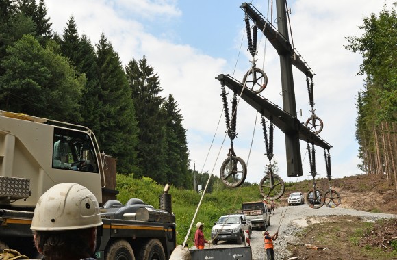 Bild von der Errichtung der 110 KV-Leitung in Rainbach