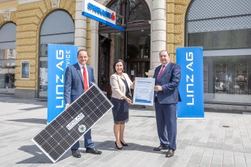 Generaldirektor Erich Haider mit Herrn Freisais und Frau Huber vor der Sparkasse