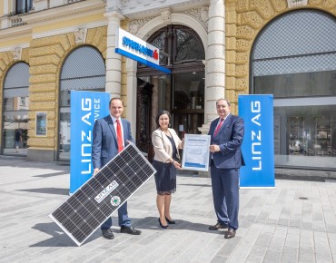 Generaldirektor Erich Haider mit Herrn Freisais und Frau Huber vor der Sparkasse