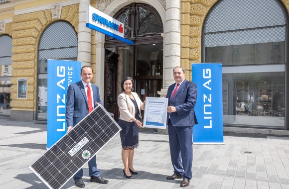 Generaldirektor Erich Haider mit Herrn Freisais und Frau Huber vor der Sparkasse