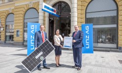 Generaldirektor Erich Haider mit Herrn Freisais und Frau Huber vor der Sparkasse