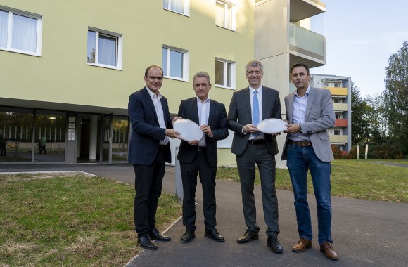 Vorstandsdirektor Josef Siligan mit 3 weiteren Herren, welche Beleuchtungskörper in den Händen halten.