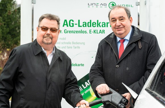 DI Erich Haider, MBA und Herr Fürst halten gemeinsam ein Schnellladekabel in den Händen.