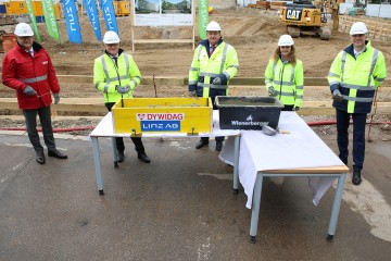 Generaldirektor Erich Haider, Vorstandsdirektor Josef Siligan, Vorstandsdirektorin Dr. Jutta Rinner mit Herrn Höninger und Herrn Luger vor der Baustelle des neuen Netzgebäudes in Linz