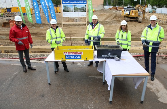 Generaldirektor Erich Haider, Vorstandsdirektor Josef Siligan, Vorstandsdirektorin Dr. Jutta Rinner mit Herrn Höninger und Herrn Luger vor der Baustelle des neuen Netzgebäudes in Linz