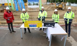 Generaldirektor Erich Haider, Vorstandsdirektor Josef Siligan, Vorstandsdirektorin Dr. Jutta Rinner mit Herrn Höninger und Herrn Luger vor der Baustelle des neuen Netzgebäudes in Linz