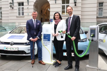 Bundesminister Ing. Norbert Hofer, Bundesministerin Elisabeth Köstinger und DI Andreas Reinhardt, MBA (LINZ AG-Leiter Strom-Dienstleistungen).