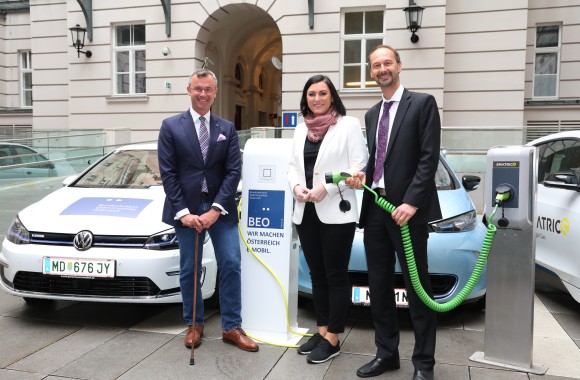 Bundesminister Ing. Norbert Hofer, Bundesministerin Elisabeth Köstinger und DI Andreas Reinhardt, MBA (LINZ AG-Leiter Strom-Dienstleistungen).