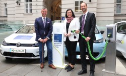 Bundesminister Ing. Norbert Hofer, Bundesministerin Elisabeth Köstinger und DI Andreas Reinhardt, MBA (LINZ AG-Leiter Strom-Dienstleistungen).