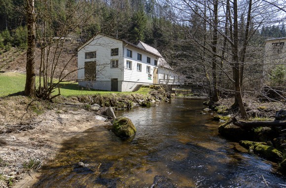 Außenansicht des Kleinwasserkraftwerks in Pierbach