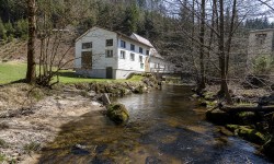 Außenansicht des Kleinwasserkraftwerks in Pierbach