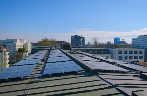 Photovoltaikanlage auf einem Dach in der Stadt