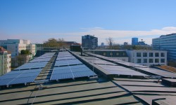 Photovoltaikanlage auf einem Dach in der Stadt