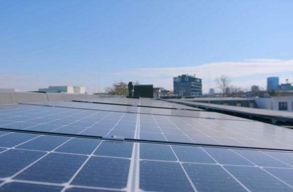 Photovoltaikanalge auf dem Dach der Klinik Diakonissen