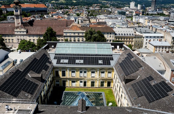 Photovotaikanlage auf einem Sparkasse Gebäude in OÖ