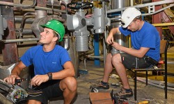 zwei Mitarbeiter der Linz AG vor Dampfregelarmaturen