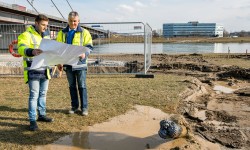 Herr Scharinger und Herr Ziegler, zwei Mitarbeiter der LINZ AG mit Plan vor einer Baustelle