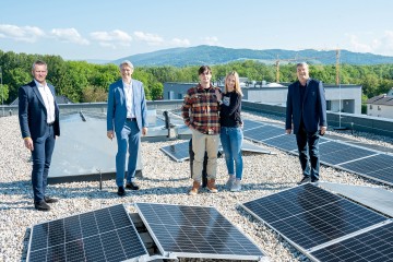 Vorstandsdirektor Josef Siligan mit Herrn Schneider, Herrn und Frau Simon und Herrn Prammer auf Dach eines Linz AG Gebäudes mit Solarpannels.