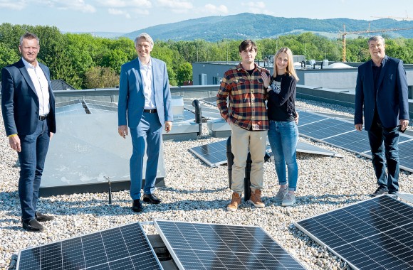 Vorstandsdirektor Josef Siligan mit Herrn Schneider, Herrn und Frau Simon und Herrn Prammer auf Dach eines Linz AG Gebäudes mit Solarpannels.