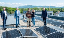 Vorstandsdirektor Josef Siligan mit Herrn Schneider, Herrn und Frau Simon und Herrn Prammer auf Dach eines Linz AG Gebäudes mit Solarpannels.