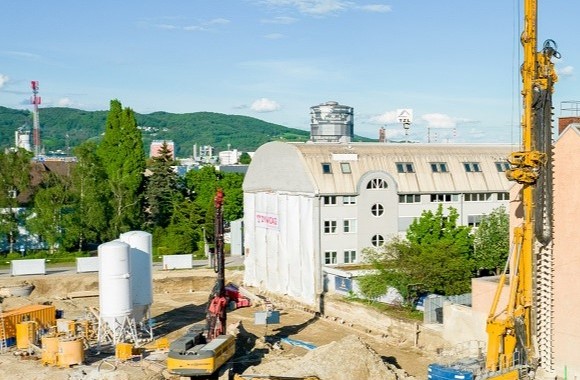 Einsatz von Spezialmaschine am Bauplatz für das LINZ AG Bauprojekt "Neues (Strom-)Netzgebäude" 