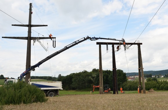 Abbildung von Arbeiten am Strommast in Rainbach